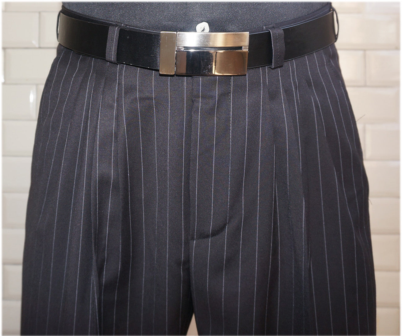 4 corazones Pantalon PH201 noir fines rayures blanches à pinces. UNIQUEMENT EN STOCK, PAS DE COMMANDE POSSIBLE EN ARGENTINE